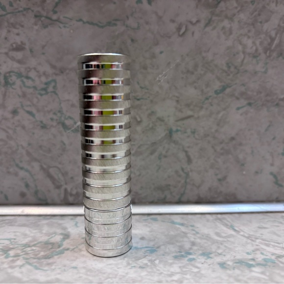 Clinique Dramatically Different Lipstick - Raspberry Glacé - Picture 3 of 3